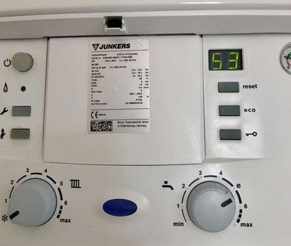 Moderne Junkers Heizungsanlage mit Digitalanzeige